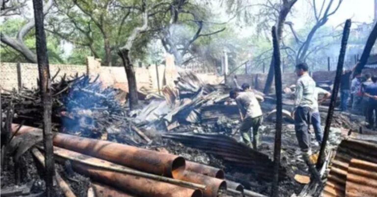 तकिया काले खां इलाके में भीषण आग, 30 झोपड़ियां जलकर खाक, 12 लोगों को सुरक्षित निकाला गया