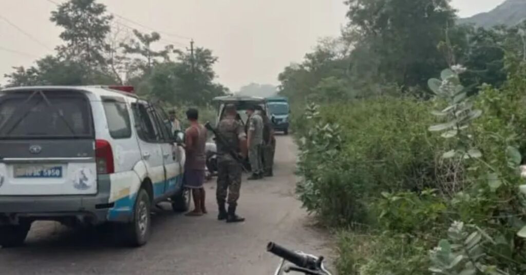 धनबाद में सड़क किनारे मिला अज्ञात व्यक्ति का शव, चेहरे पर चोट के निशान; जांच में जुटी पुलिस