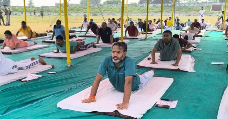 गिरिडीह में अंतरराष्ट्रीय योग दिवस की तैयारी तेज, डीसी-एसपी ने किया योगाभ्यास