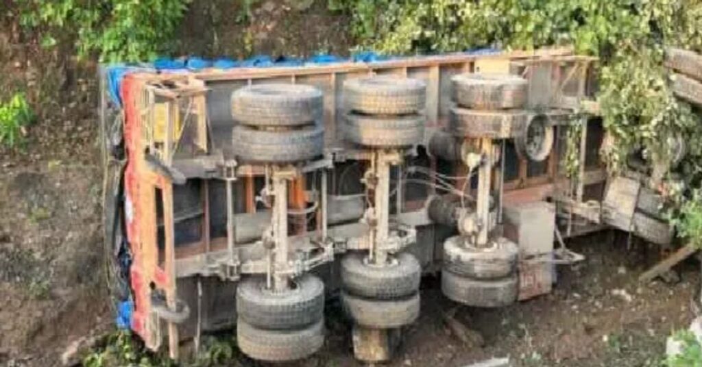 हजारीबाग की दनुआ घाटी में बड़ा सड़क हादसा, पांच वाहन आपस में टकराए, पाइप लदा ट्रक पलटा