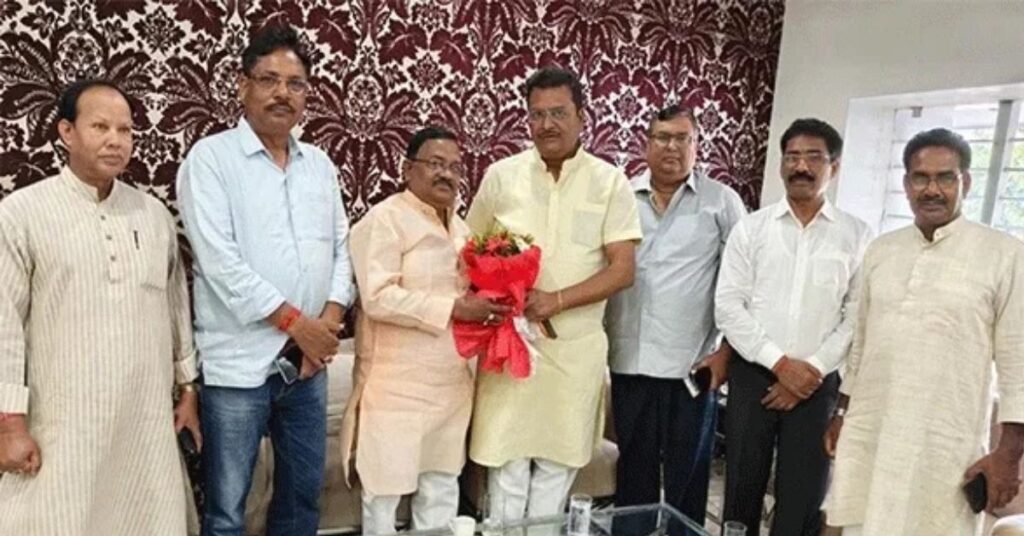 बीजेपी संगठन विस्तार को लेकर सक्रियता तेज, सांसद मनीष जायसवाल से मिले संगठन प्रभारी