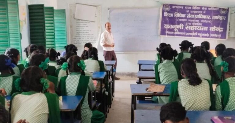 महुआडांड़ में विश्व बाल श्रम निषेध दिवस पर जागरूकता कार्यक्रम, छात्रों को बताए गए शिक्षा और अधिकारों के महत्व