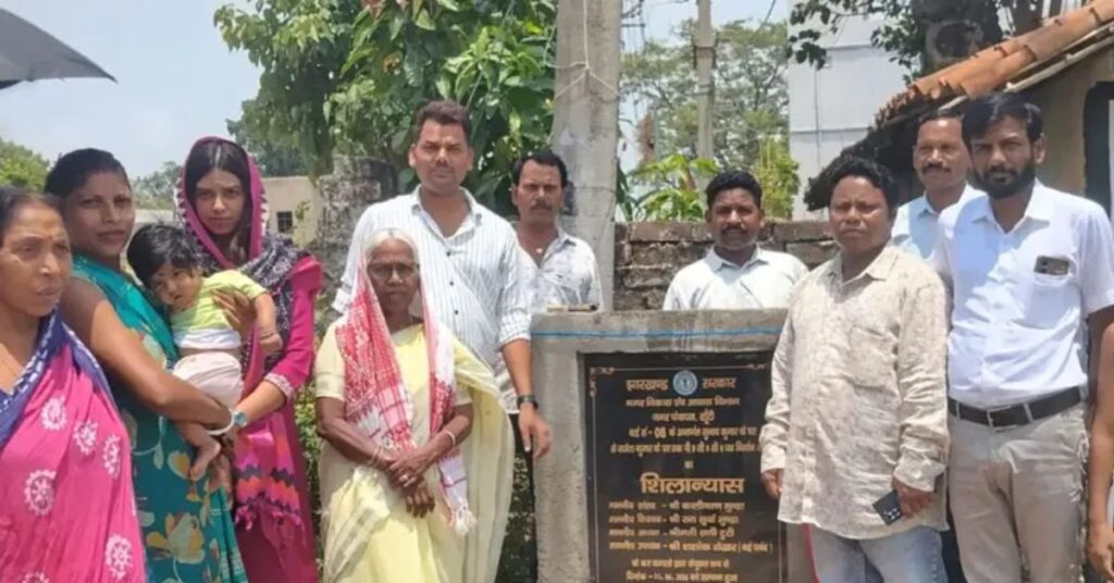 खूंटी नगर पंचायत के कई वार्डों में पीसीसी और फेवर ब्लॉक पथ निर्माण योजनाओं का शिलान्यास