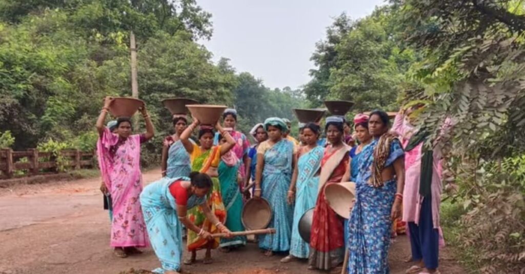 जर्जर पुलिया से परेशान महिलाओं ने खुद संभाली जिम्मेदारी, श्रमदान कर भरे गड्ढे, प्रशासन को दी आंदोलन की चेतावनी