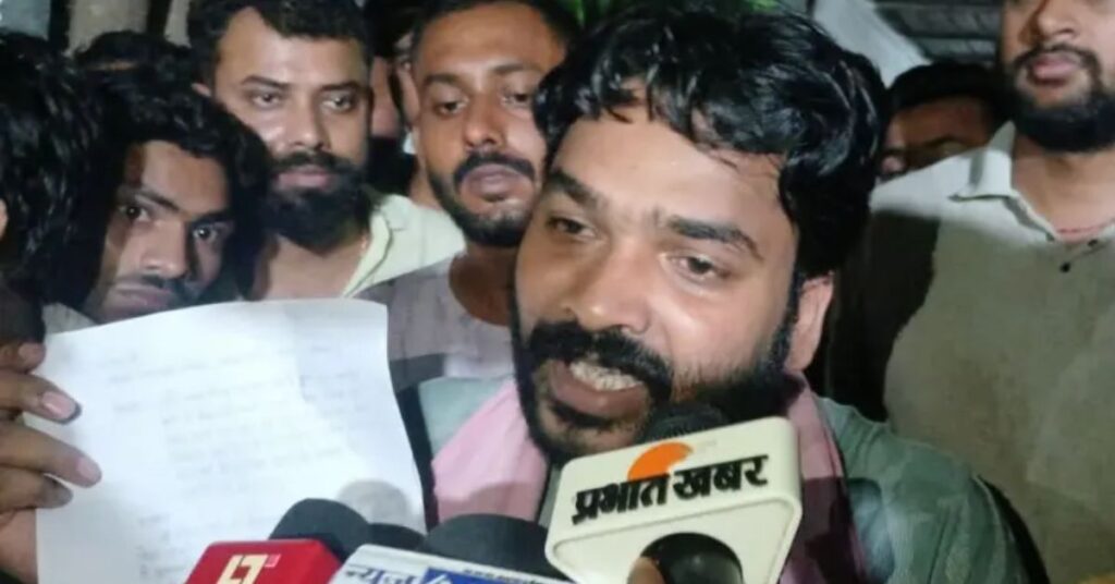 खान सर पर फिर गंभीर आरोप: रौशन आनंद ने भाई की हत्या और साजिश का लगाया आरोप, एफआईआर की मांग को लेकर थाने के बाहर धरना
