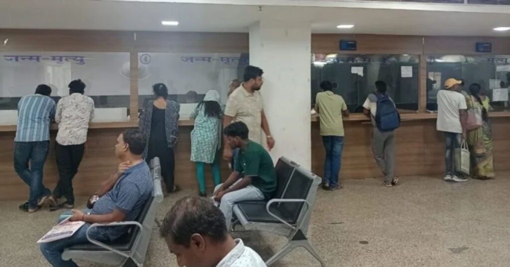 नगर निगम का टोकन मैनेजमेंट सिस्टम हुआ फेल, घंटों कतार में खड़े रहने को मजबूर लोग