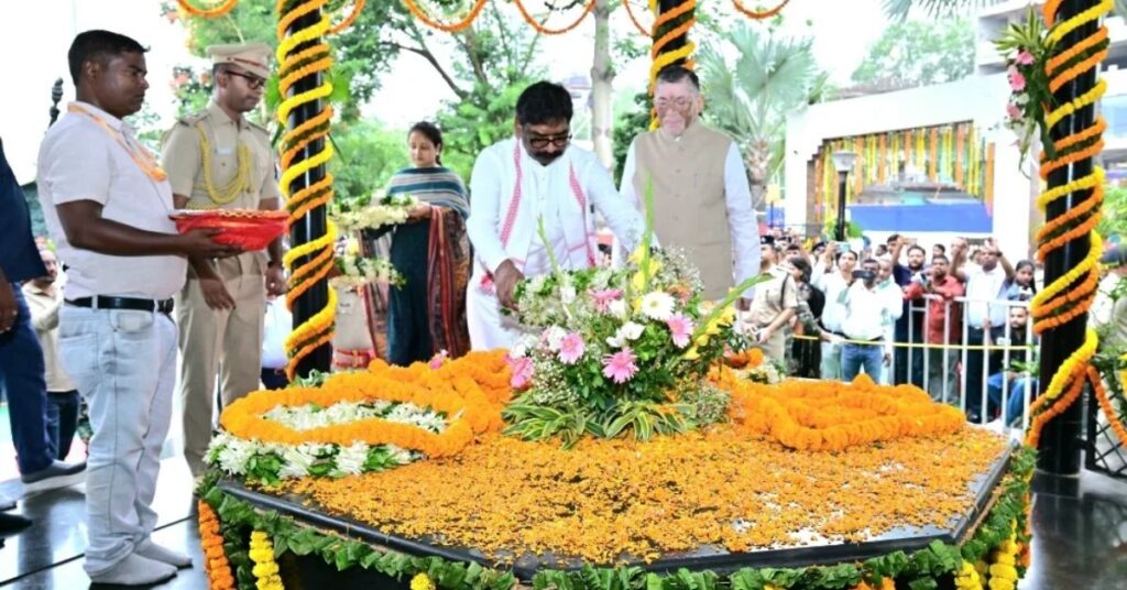 राज्यपाल और मुख्यमंत्री ने कोकर स्थित समाधि स्थल पर धरती आबा भगवान बिरसा मुंडा को दी श्रद्धांजलि