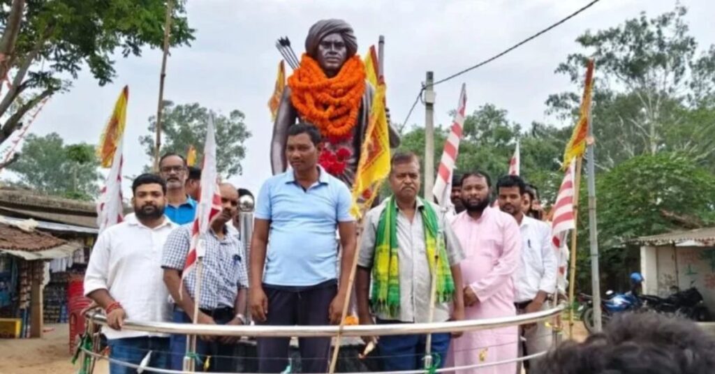 तोरपा विधायक सुदीप गुडिया ने जलंगा गोविंदपुर में धरती आबा को दी श्रद्धांजलि