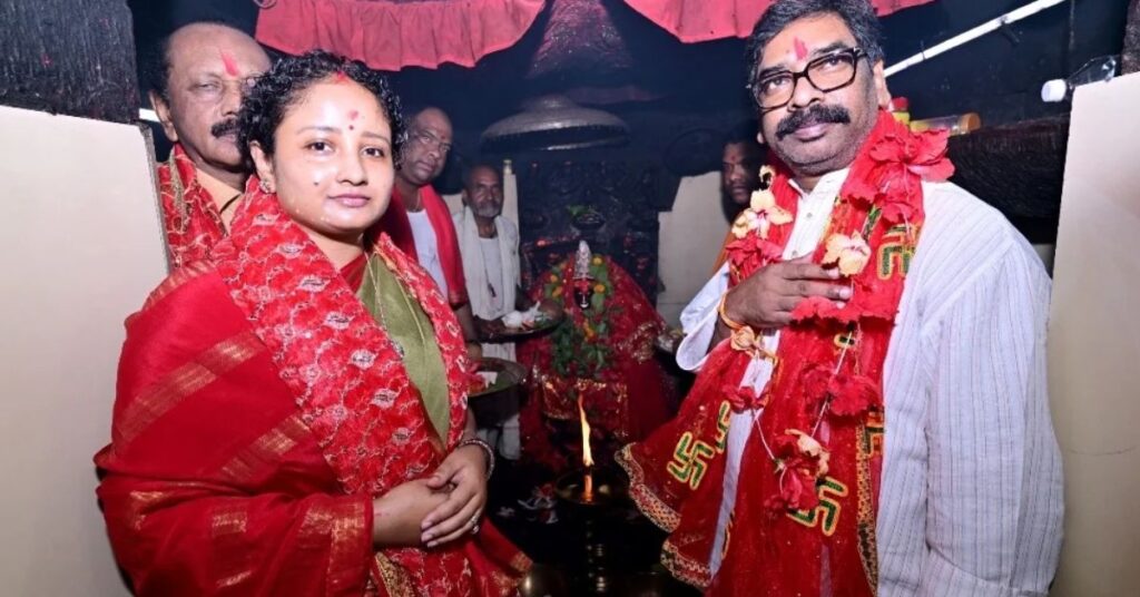 पत्नी कल्पना सोरेन के साथ मां दिउड़ी मंदिर पहुंचे मुख्यमंत्री, झारखंड की सुख-समृद्धि की कामना की