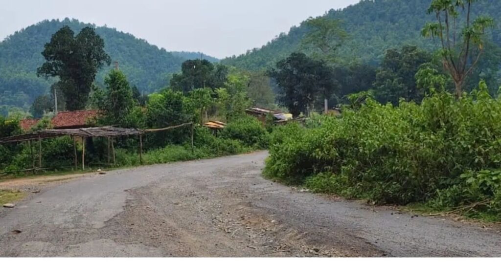 खरसावां-रडगांव मुख्य सड़क हुई बदहाल, गड्ढों और उखड़ी पिच से बढ़ा हादसों का खतरा