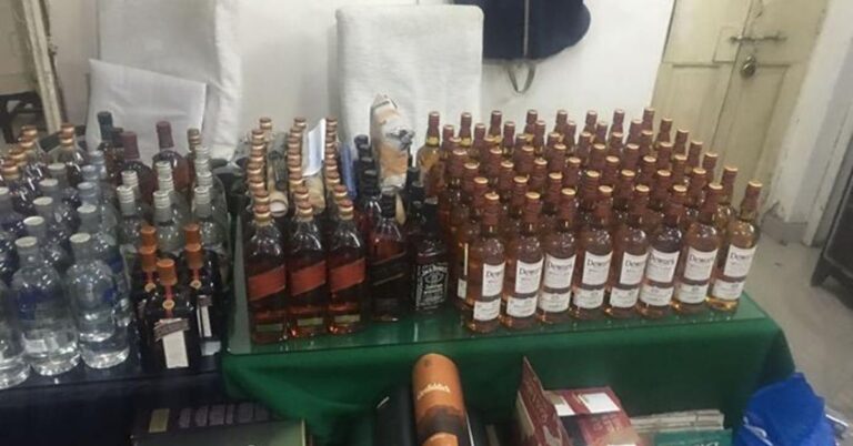 कोडरमा में शराब तस्करी पर पुलिस की बड़ी कार्रवाई, टाटा मैजिक से 48 बोतल अंग्रेजी शराब बरामद, दो गिरफ्तार