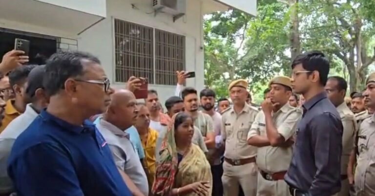 दुमका में शिबू सोरेन के पूर्व निजी सचिव विवेक राउत के घर वन विभाग और पुलिस की संयुक्त छापेमारी, घंटों चली तलाशी