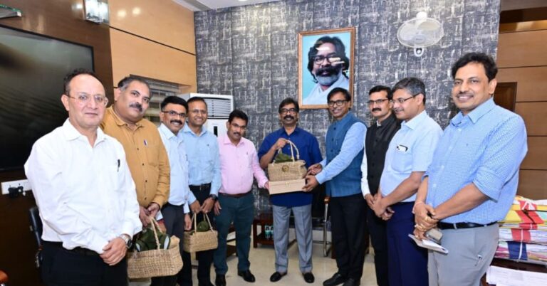 वन विभाग के अधिकारियों ने मुख्यमंत्री हेमंत सोरेन को वन उत्पादों से निर्मित उपहार भेंट किए