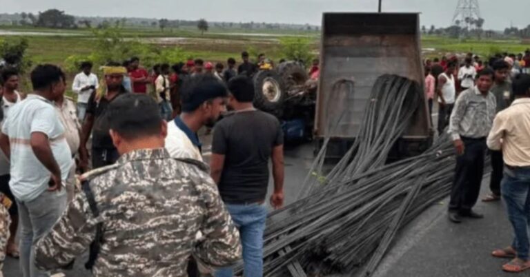 महागामा फोरलेन पर छड़ लदा ट्रैक्टर पलटा, दर्दनाक हादसे में दो लोगों की मौके पर मौत
