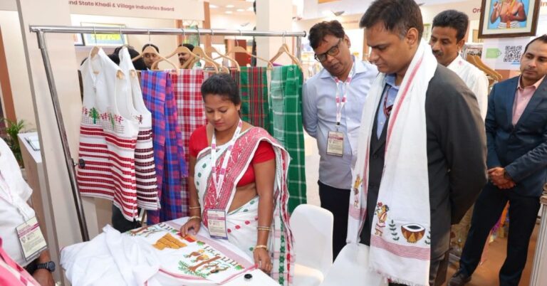 भारत टेक्स 2026: उद्योग सचिव अरवा राजकमल ने किया झारखंड पवेलियन का दौरा, तसर सिल्क और जनजातीय हस्तशिल्प की सराहना
