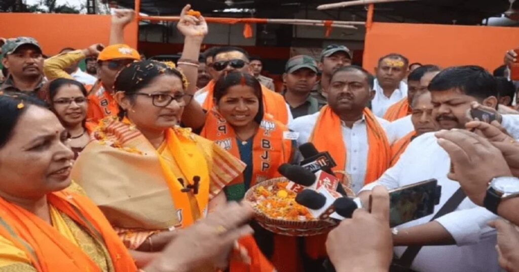 केंद्रीय मंत्री अन्नपूर्णा देवी ने चाराडीह राधा-कृष्ण मंदिर में की पूजा-अर्चना, सरोवर में मछलियों को खिलाया दाना