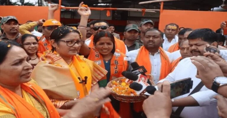 केंद्रीय मंत्री अन्नपूर्णा देवी ने चाराडीह राधा-कृष्ण मंदिर में की पूजा-अर्चना, सरोवर में मछलियों को खिलाया दाना