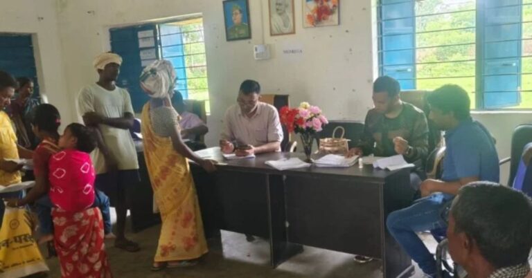 लातेहार में जेएमएम कार्यकर्ताओं ने की मतदाता सूची संशोधन अभियान की समीक्षा, नए मतदाताओं से नाम जुड़वाने की अपील