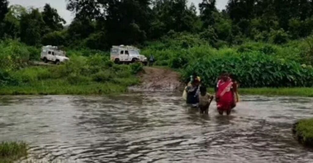 आजादी के 79 साल बाद भी बेलवार गांव पुल और पेयजल से वंचित, बारिश में कट जाता है संपर्क