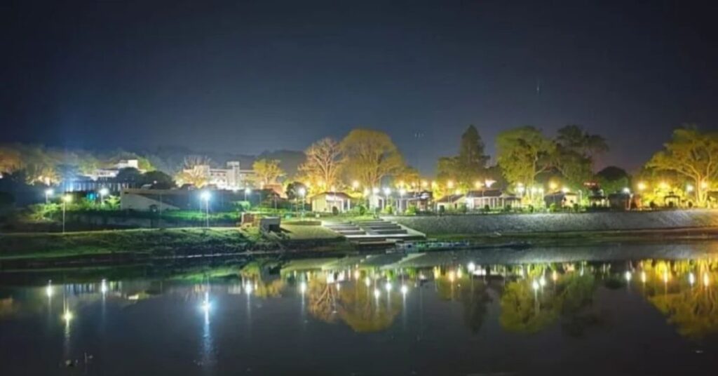 Netarhat Lake View Park: रात में रंग-बिरंगी रोशनी से जगमगाता लेक व्यू पार्क बना पर्यटकों की पहली पसंद
