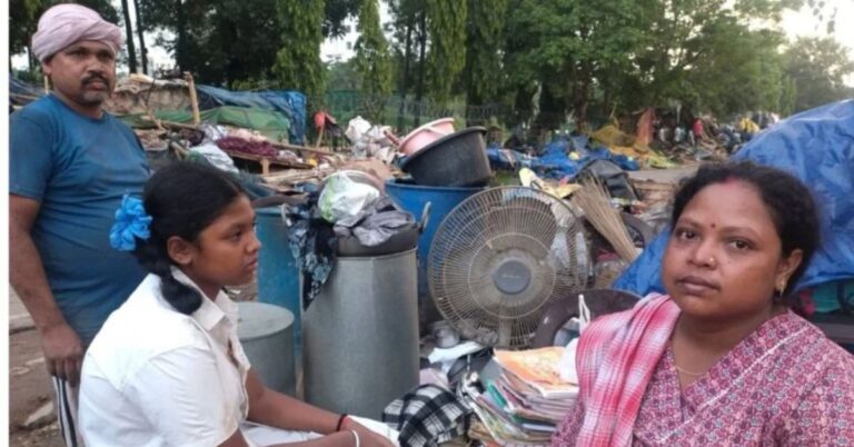 रांची अतिक्रमण हटाओ अभियान: निगम की कार्रवाई में उजड़ा लक्ष्मी मुंडा का आशियाना, भीग गईं किताबें, वैज्ञानिक बनने का सपना संकट में