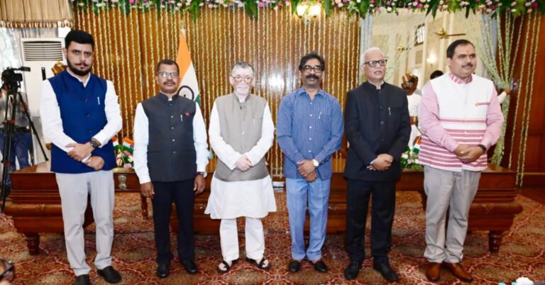 झारखंड में चार नए सूचना आयुक्तों ने ली शपथ, राज्यपाल ने दिलाई पद एवं गोपनीयता की शपथ
