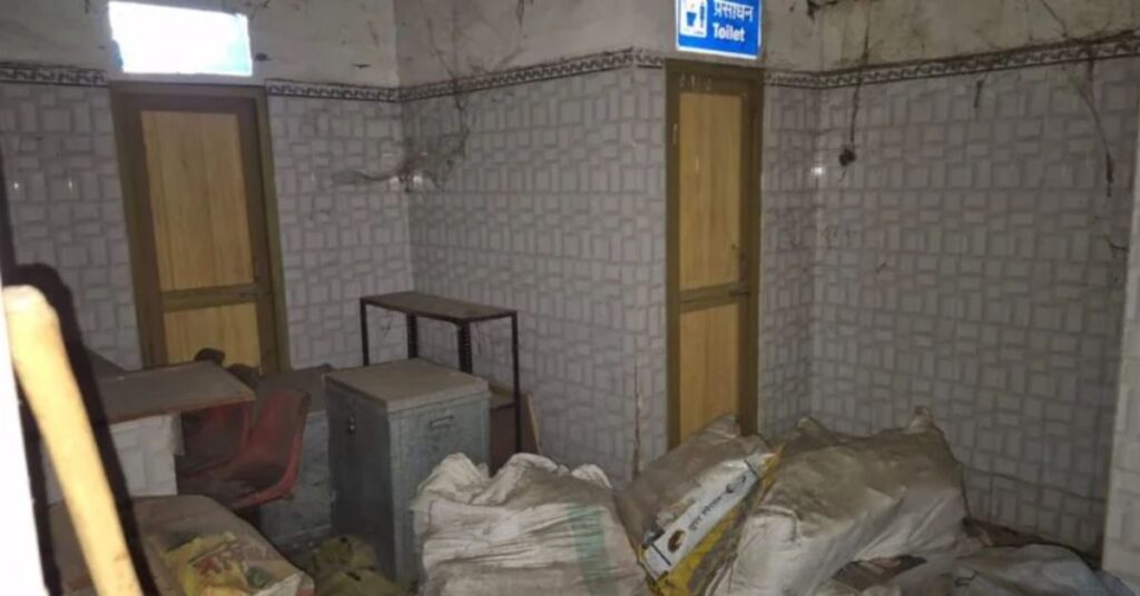 रांची रेलवे स्टेशन पर यात्रियों की बढ़ी परेशानी, रिजर्वेशन काउंटर का टॉयलेट बना गोदाम; सुविधाएं बहाल करने की मांग