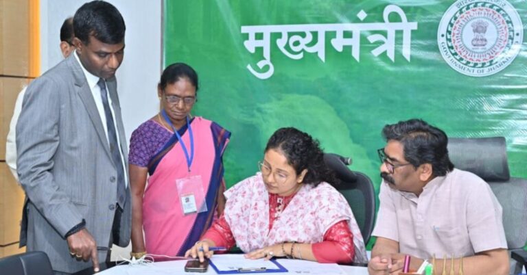 झारखंड में शुरू हुआ विशेष गहन पुनरीक्षण अभियान, मुख्यमंत्री हेमंत सोरेन और कल्पना सोरेन ने भरा एन्यूमरेशन फॉर्म