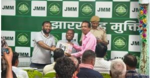खूंटी में मानव-हाथी संघर्ष पर विधायक सुदीप गुडिया की पहल, ग्रामीणों के बीच सुरक्षा सामग्री वितरित