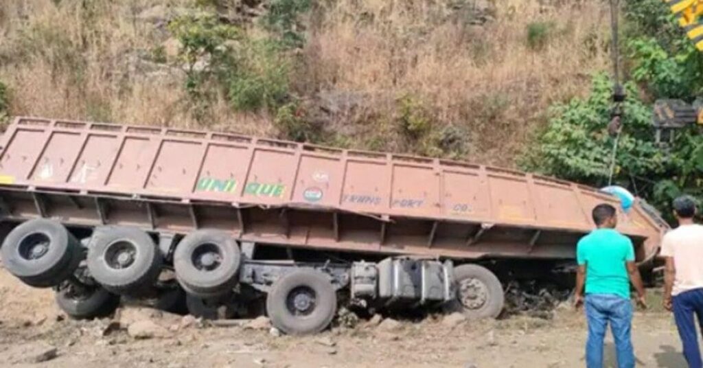 रामगढ़ घाटी में भीषण सड़क हादसा: अनियंत्रित ट्रेलर पलटा, कई वाहन आपस में टकराए, लंबा जाम