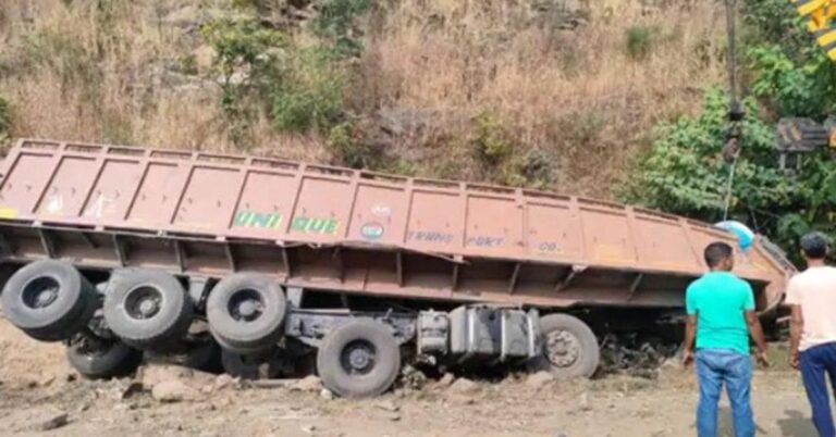 रामगढ़ घाटी में भीषण सड़क हादसा: अनियंत्रित ट्रेलर पलटा, कई वाहन आपस में टकराए, लंबा जाम