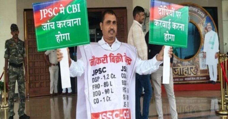 JPSC मुद्दे पर आजसू विधायक तिवारी महतो का ‘रेट चार्ट’ प्रदर्शन, CBI जांच और CM के इस्तीफे की मांग